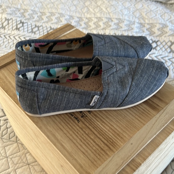 Women’s size 8 Toms - Picture 5 of 8